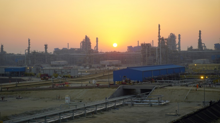  صورة غير مؤرخة لمنشآت النفط والغاز في منطقة الزور بجنوب الكويت (أ ف ب).