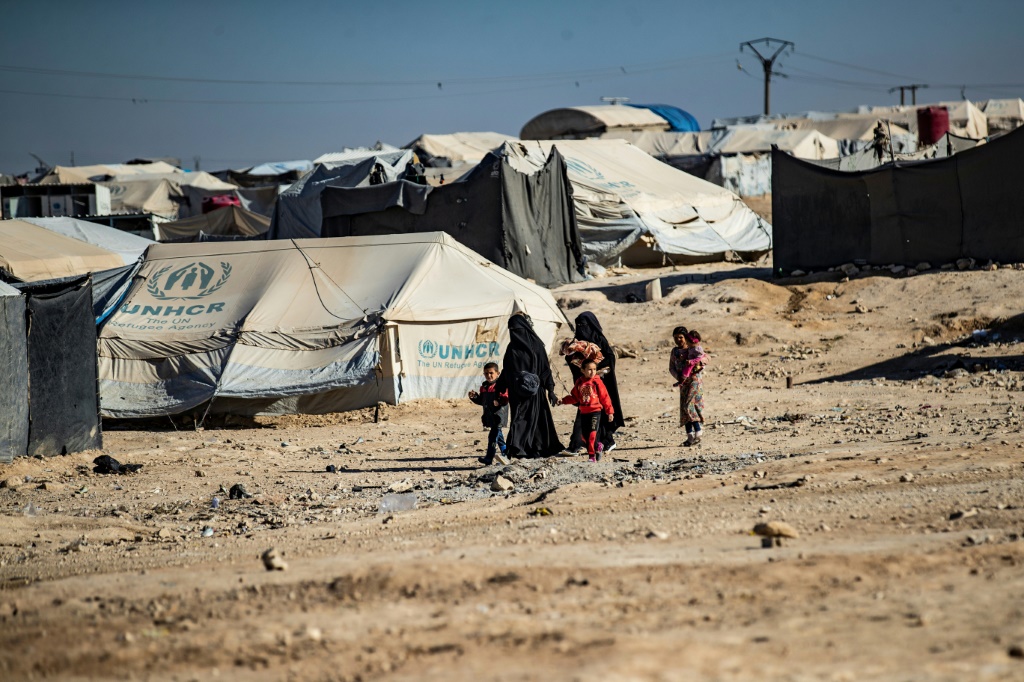 مخيم الهول الذي يديره الأكراد ويحتجز أقارب مقاتلين من تنظيم الدولة الإسلامية (IS) في شمال شرق محافظة الحسكة ، في 6 ديسمبر / كانون الأول 2021 (أ ف ب)
