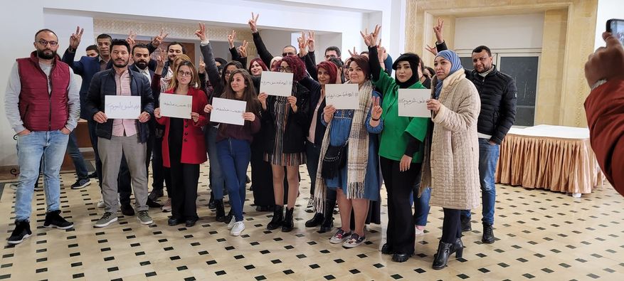 يخضع الصحفي بإذاعة "موزاييك" الخاصة خليفة القاسمي،  للتحقيق بموجب قانون مكافحة الإرهاب بعد أن رفض الكشف عن مصادر خبره (صفحة النقابة على الفيسبوك)