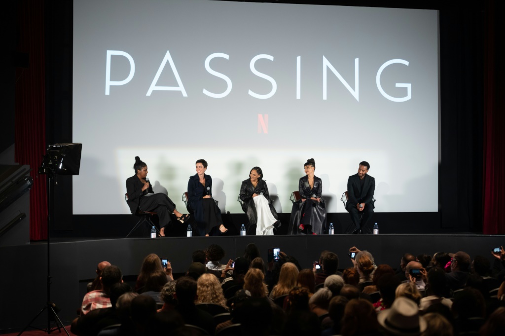 صورةالتقطت في تشرين الأول/أكتوبر 2021 في نيويورك لفريق عمل فيلم "باسينغ"(ا ف ب)