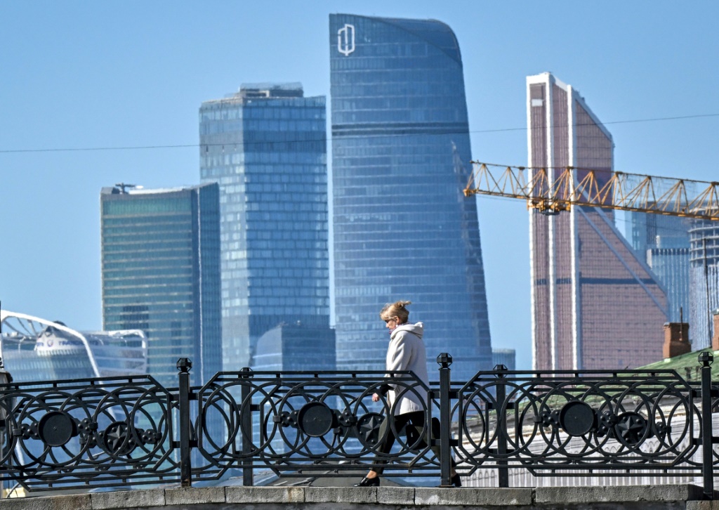 صورة مؤرخة في 23 آذار/مارس 2022 لامرأة على جسر في موسكو(ا ف ب)