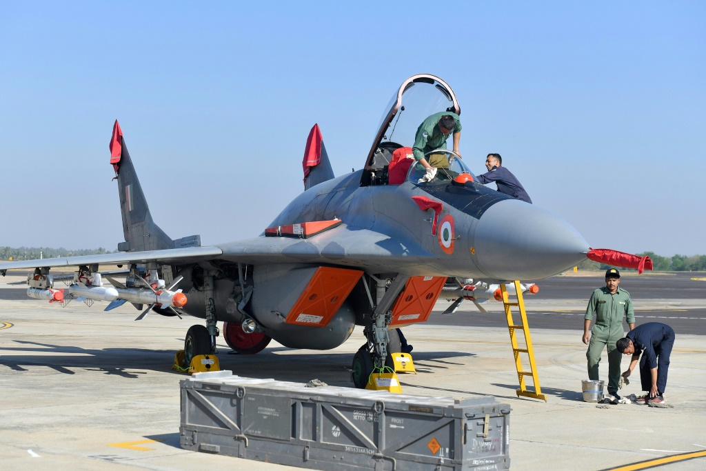 أفراد من سلاح الجو الهندي (IAF) ينظفون طائرة مقاتلة روسية الصنع من طراز MiG-29 في محطة Yelahanka الجوية في بنغالور (أ ف ب)