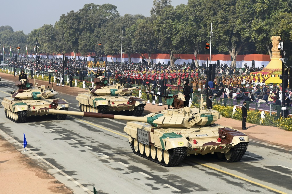    دبابات T-90 روسية الصنع تُعرض خلال عرض يوم الجمهورية الهندي في نيودلهي (أ ف ب)