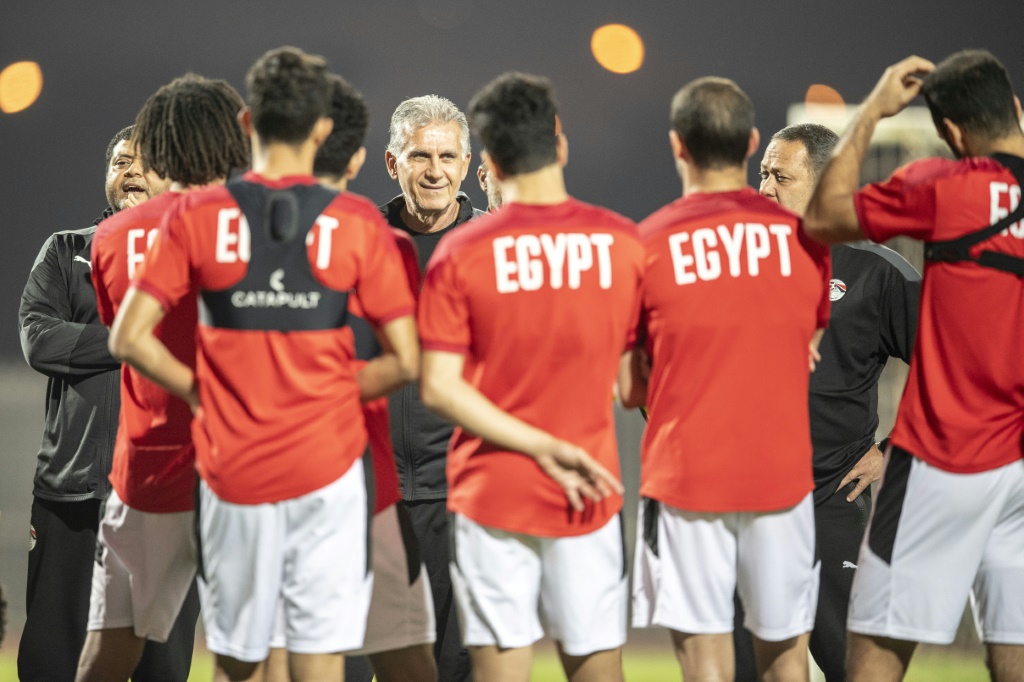    كيروش (وسط) بين لاعبي منتخب مصر لكرة القدم (أ ف ب)