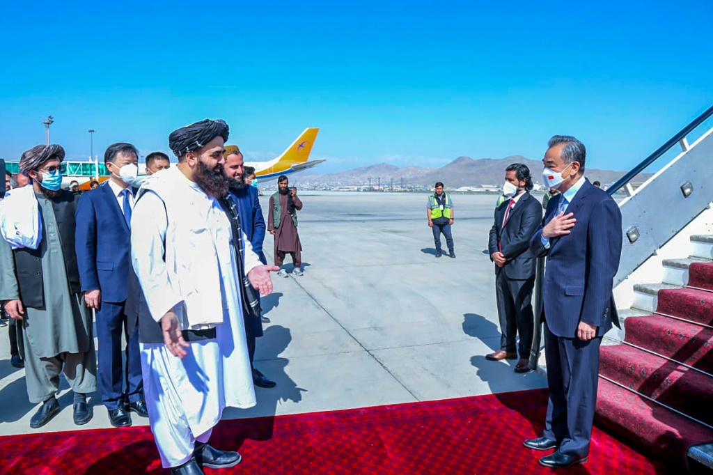 وزير الخارجية الأفغاني أمير خان متقي يستقبل وزير الخارجية الصيني وانغ يي في مطار كابول (أ ف ب)