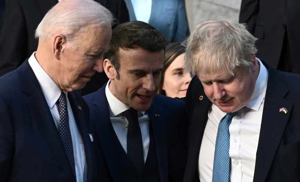 كان الرئيس الأمريكي جو بايدن (إلى اليسار) الشخصية المركزية في مؤتمرات القمة في بروكسل ، وحضرها أيضًا الرئيس الفرنسي إيمانويل ماكرون (في الوسط) ورئيس الوزراء البريطاني بوريس جونسون (على اليمين) (أ ف ب)  &nbsp;