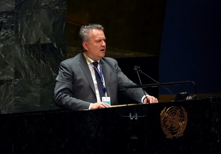 سفير أوكرانيا لدى الأمم المتحدة سيرجي كيسليتسيا في 23 آذار/مارس 2022 خلال عرضه في جلسة طارئة خاصة للجمعية العامة للأمم المتحدة مشروع قرار "يطالب" بالإنهاء "الفوري" للحرب الروسية ضد أوكرانيا (ا ف ب)