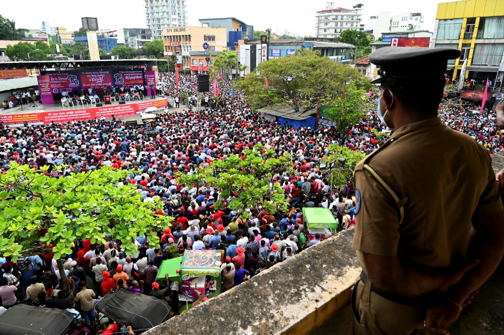 شرطي أثناء تظاهرة نظمها حزب السلطة الوطنية الشعبية ضد ارتفاع تكاليف المعيشة في كولومبو عاصمة سريلانكا بتاريخ 23 آذار/مارس 2022(ا ف ب)
