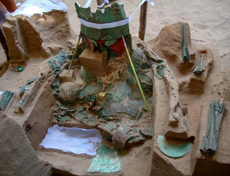 صورة وزعها المتحف الوطني للحضارة السيكانية في البيرو في 23 آذار/مارس 2022تظهر أدوات داخل نعش لجرّاح مدفون منذ أكثر من ألف عام في منطقة لامباييكي البيروفية (ا ف ب)