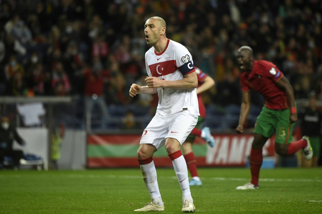 مهاجم تركيا بوراك يلماز بعد اهداره ركلة جزاء أمام البرتغال في الملحق الأوروبي المؤهل لمونديال قطر 2022. بورتو في 24 اذار/مارس 2022(ا ف ب)