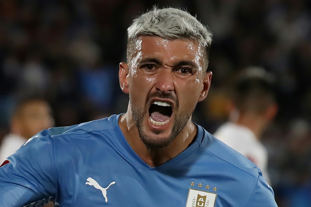 الأوروغوياني جورجيان دي أراسكاييتا يحتفل بعد تسجيل هدف الفوز في مرمى البيرو ضمن تصفيات مونديال 2022 في كرة القدم (ا ف ب)
