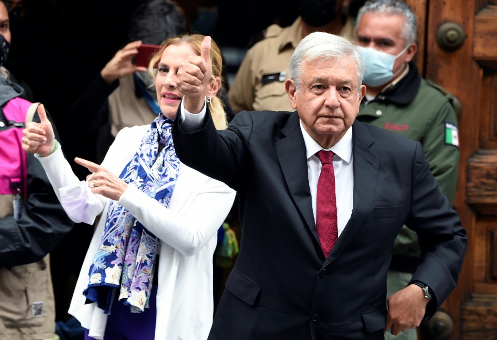 الرئيس المكسيكي أندريس مانويل لوبيز أوبرادور (يمين) وبجانبه زوجته بيتريس غوتيريس بعيد اقتراعهما خلال الانتخابات مكسيكو في 6 يونيو 2021(ا ف ب)