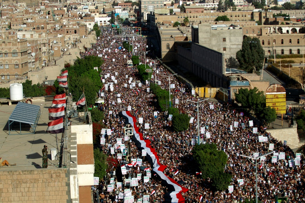 أنصار الحوثيين ينزلون إلى شوارع العاصمة اليمنية صنعاء للتظاهر ضد الضربة الجوية المميتة ضد أحد السجون في يناير من هذا العام (أ ف ب)