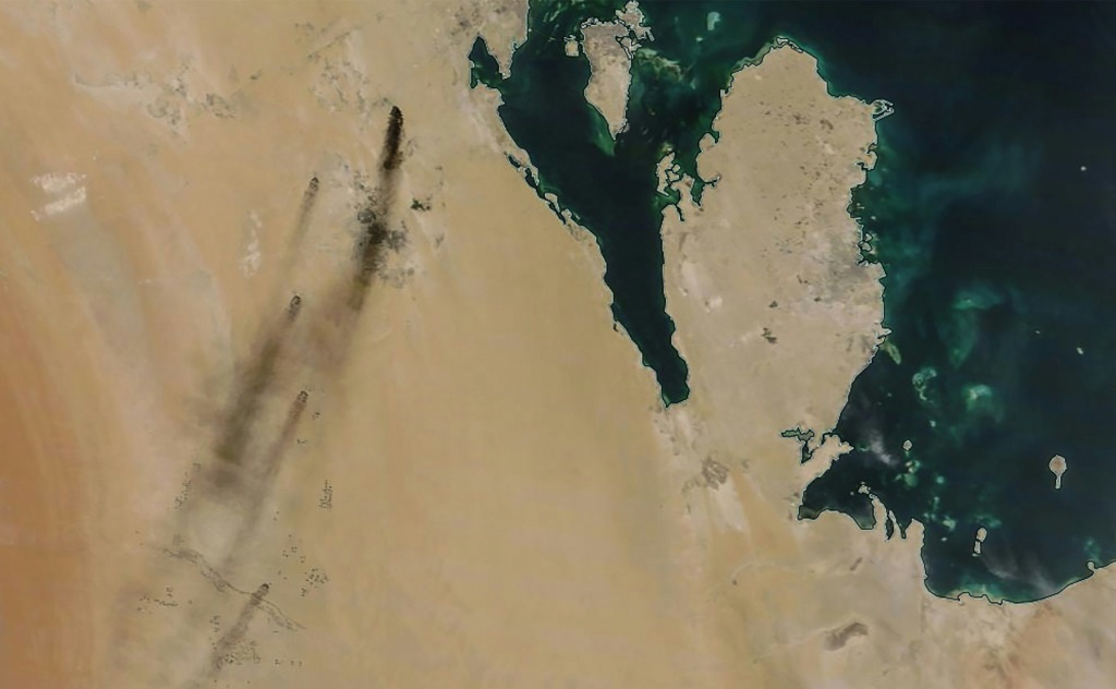 تُظهر صورة الأقمار الصناعية التي قدمتها وكالة ناسا للرؤية العالمية في 14 سبتمبر 2019 آثار غارة جوية بطائرة مسيرة حوثية على منشأة نفطية مملوكة لشركة أرامكو السعودية في شرق المملكة العربية السعودية (ا ف ب)