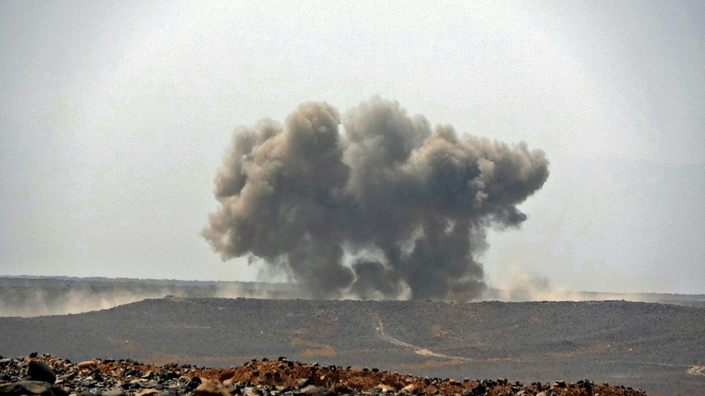 الدخان يتصاعد خلال الاشتباكات بين القوات الموالية للحكومة اليمنية المدعومة من السعودية والمقاتلين الحوثيين في محافظة مأرب في مارس 2021 (أ ف ب)
