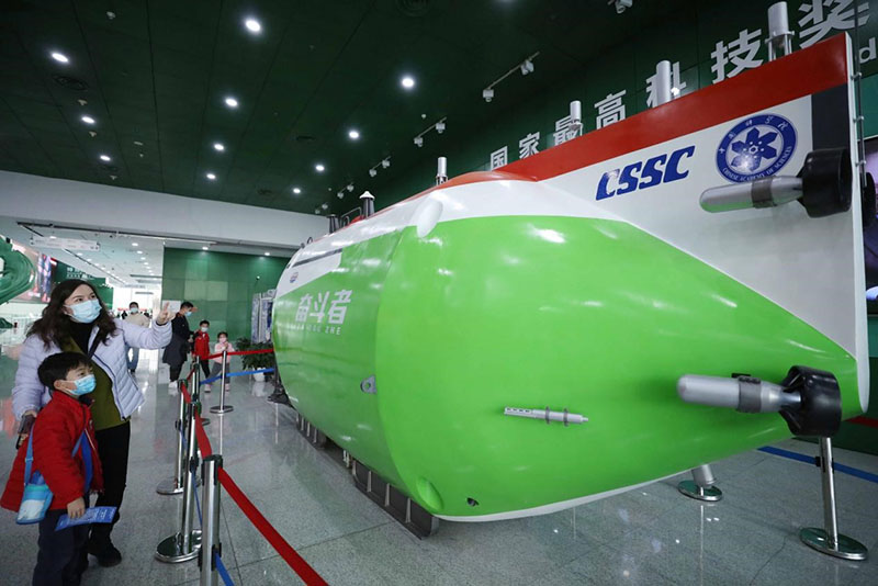 6 فبراير 2021، أولياء يوضحون لأطفالهم نموذجا من الغواصة المأهولة 