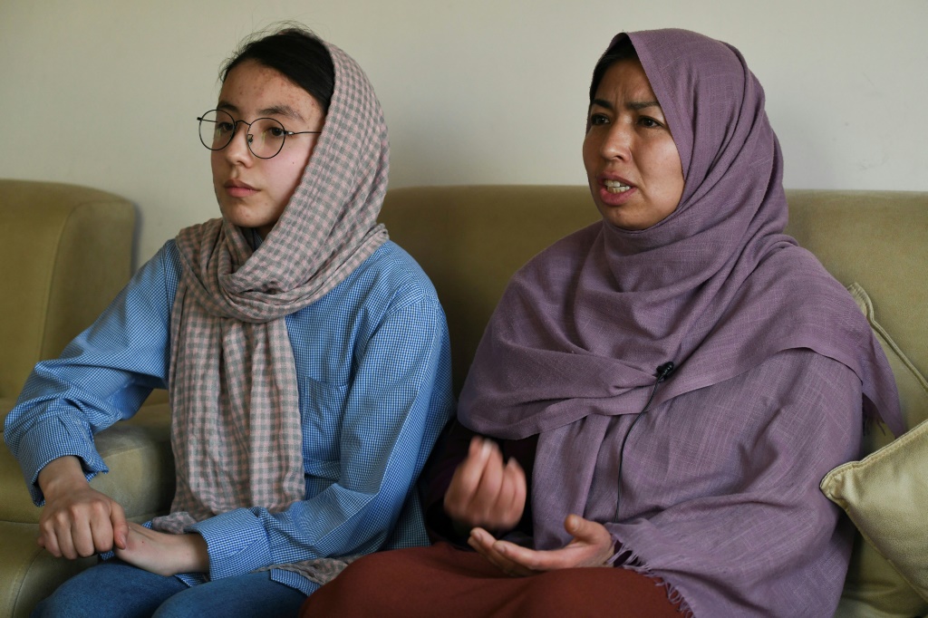 التلميذة نرجس جفري ووالدتها حميدة تتحدثان لوكالة فرانس برس من منزلهما في كابول في 24 آذار/مارس 2022(ا ف ب)