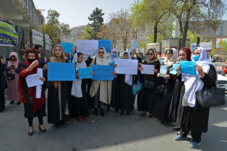  نساء أفغانيات يتظاهرن أمام وزارة التربية والتعليم في كابول(اف ب )
