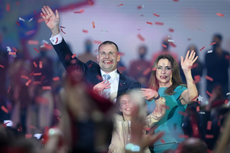 رئيس وزراء مالطا روبرت أبيلا وزوجته ليديا وابنتهما خلال مهرجان انتخابي نظمه أنصار حزب العمل في 25 آذار/مارس 2022 قبل يومين على الانتخابات العامة (ا ف ب)
