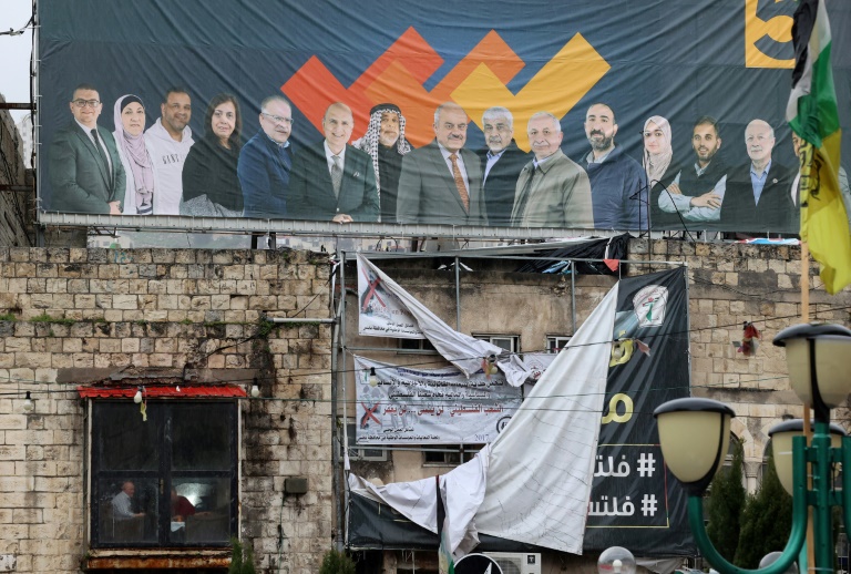 صور مرشحين فلسطينيين الى الانتخابات البلدية في مدينة نابلس في الضفة الغربية في 24 آذار/مارس 2022 (ا ف ب)