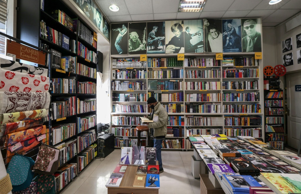 صورة ملتقطة في 29 كانون الثاني/يناير 2022 من داخل مكتبة في طهران(ا ف ب)