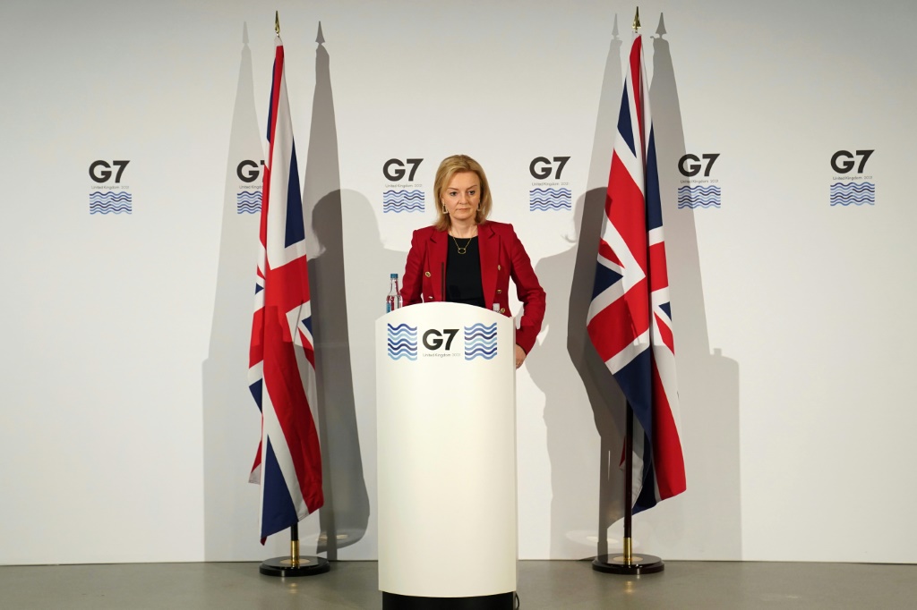 وزيرة الخارجية البريطانية ليز تراس تتحدث خلال مؤتمر صحافي في اليوم الاخير من اجتماع وزراء خارجية دول مجموعة السبع في ليفربول في شمال غرب انكلترا في 12 كانون الأول/ديسمبر 2021.(ا ف ب)