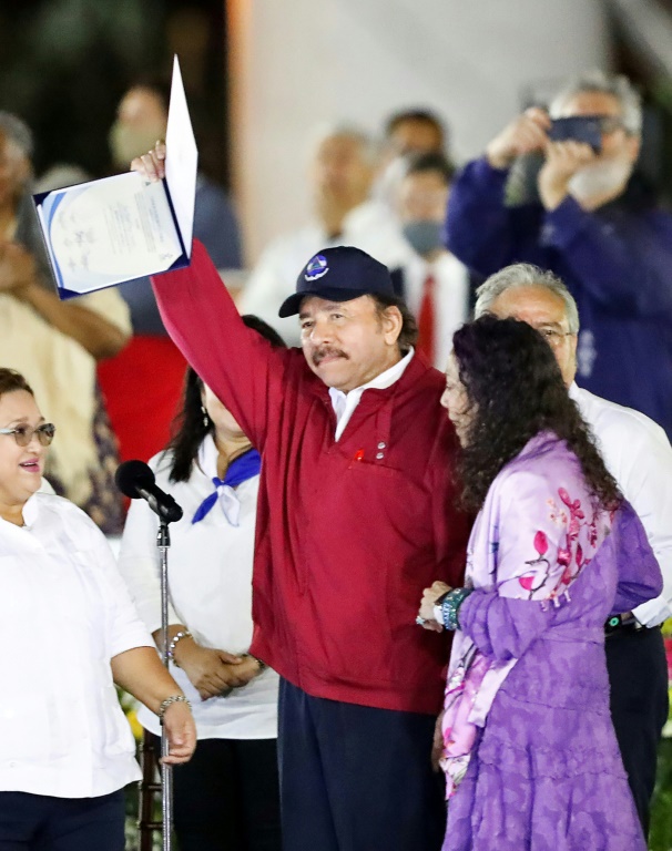 رئيس نيكاراغوا دانيال أورتيجا يؤدي اليمين كرئيس لولاية رابعة على التوالي بجانب زوجته ونائبه روزاريو موريللو في يناير 2022 (أ ف ب)