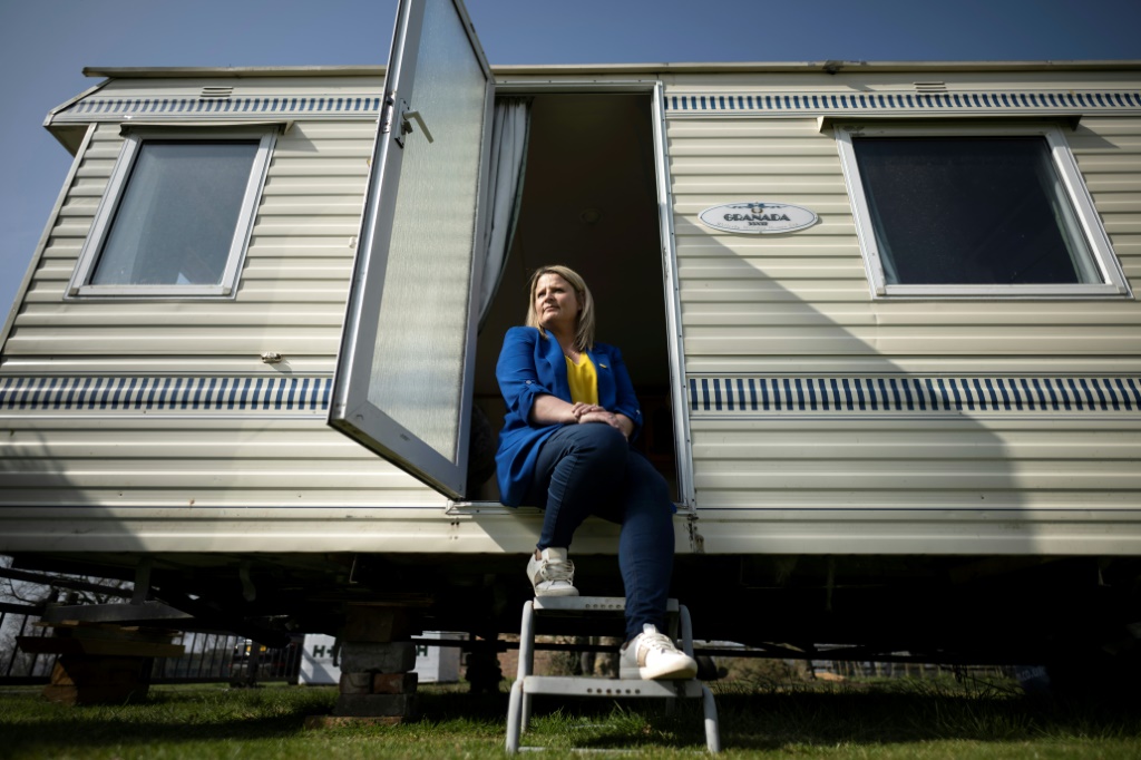 تانيا تشينري أمام منزل متنقل جهزته لاستقبال لاجئين اوكرانيين في مدينة ديس شرق انجلترا في 22 آذار/مارس 2022 (ا ف ب)