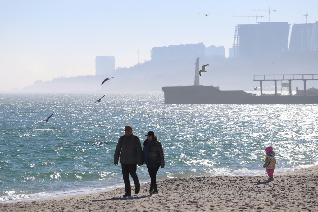 صورة التقطت في 21 شباط/فبراير 2022 على شاطئ مدينة أوديسا الأوكرانية الواقعة على البحر الأسود (أ ف ب)
