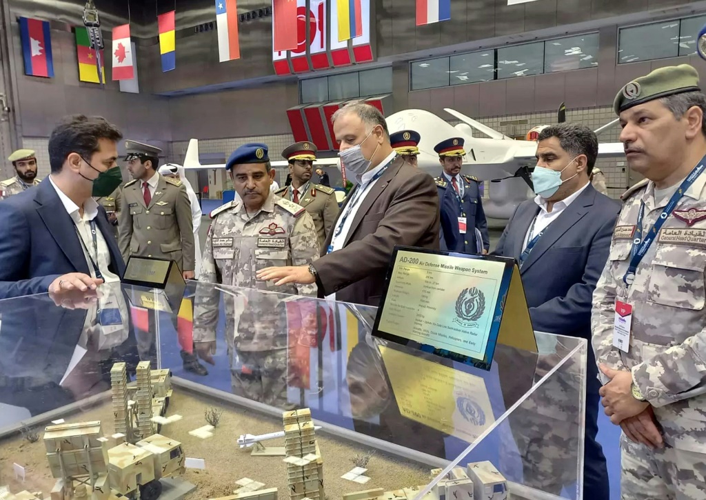 صورة من الجناح الإيراني في معرض الدوحة للدفاع البحري، وفّرتها السفارة الإيرانية في 25 آذار/مارس 2022.(ا ف ب)