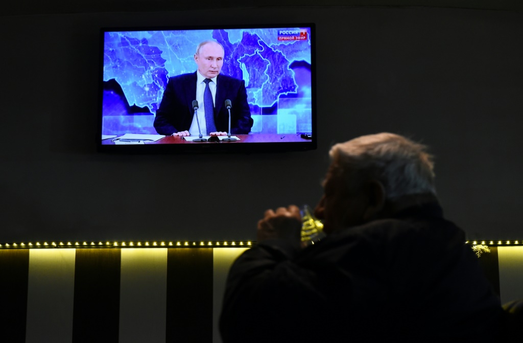 يُنظر إلى نشرات الأخبار التلفزيونية التي تسيطر عليها الدولة الروسية على أنها السلاح المحلي الرئيسي لموسكو في معركة المعلومات (أ ف ب)