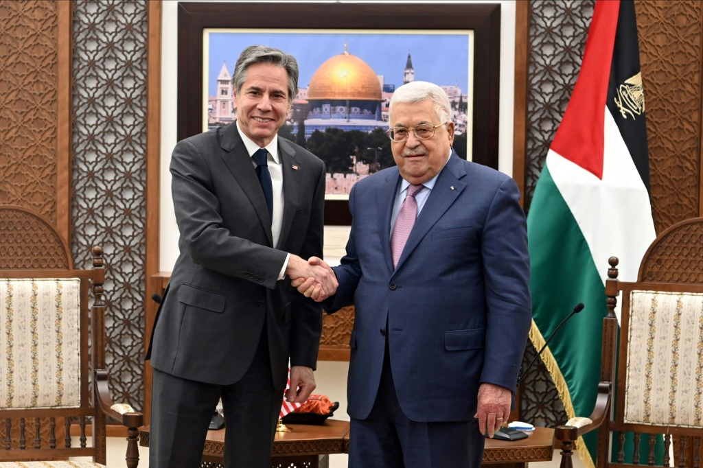 صورة للمكتب الإعلامي للرئاسة الفلسطينية يظهر فيها الرئيس الفلسطيني محمود عباس (يمين) خلال استقباله وزير الخارجية الأميركي أنتوني بلينكن (يسار) في مقر المقاطعة في رام الله في الضفة الغربية المحتلة في 27 آذار/مارس 2022(ا ف ب)