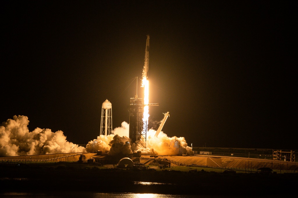 الصاروخ فالكون 9 من سبايس اكس يقلع مع أربعة سياح فضائيين من مركز كينيدي الفضائي في فلوريدا في 15 أيلول/سبتمبر 2021 (أ ف ب)