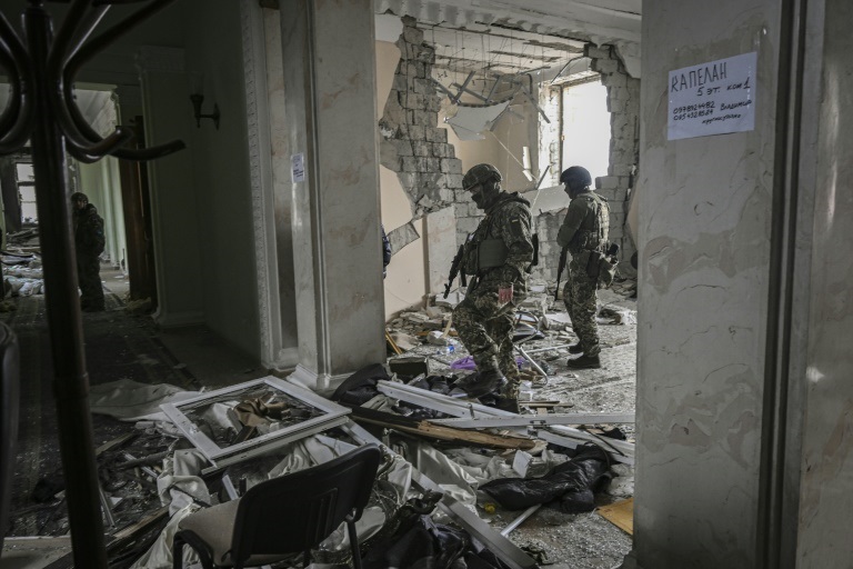 جنود أوكرانيون في مبنى مدمر في خاركيف بشرق أوكرانيا في 27 آذار/مارس 2022 (ا ف ب)