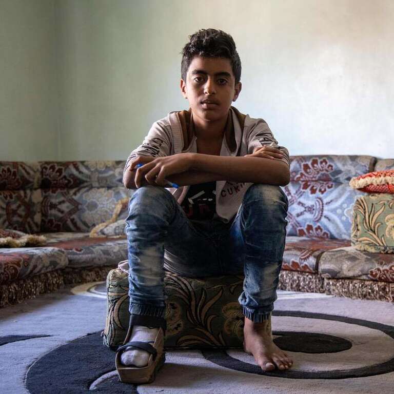 طفل يمني مصاب - منظمة انقاذ الطفولة العالمية
