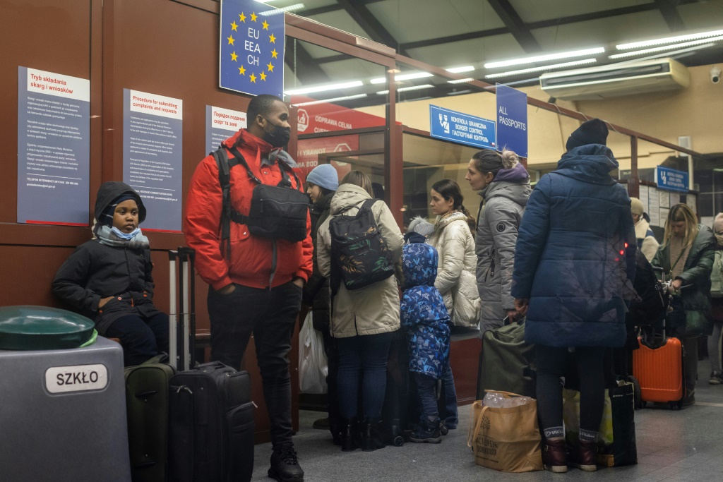 حو نصف مليون لاجئ من أوكرانيا غادروا بولندا قاصدين دولا أخرى (ا ف ب)