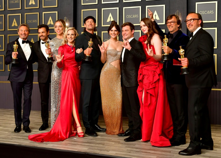فريق فيلم "كودا" بعد الفوز بأوسكار أفضل فيلم روائي طويل في هوليوود في 27 آذار/مارس 2022   (ا ف ب)