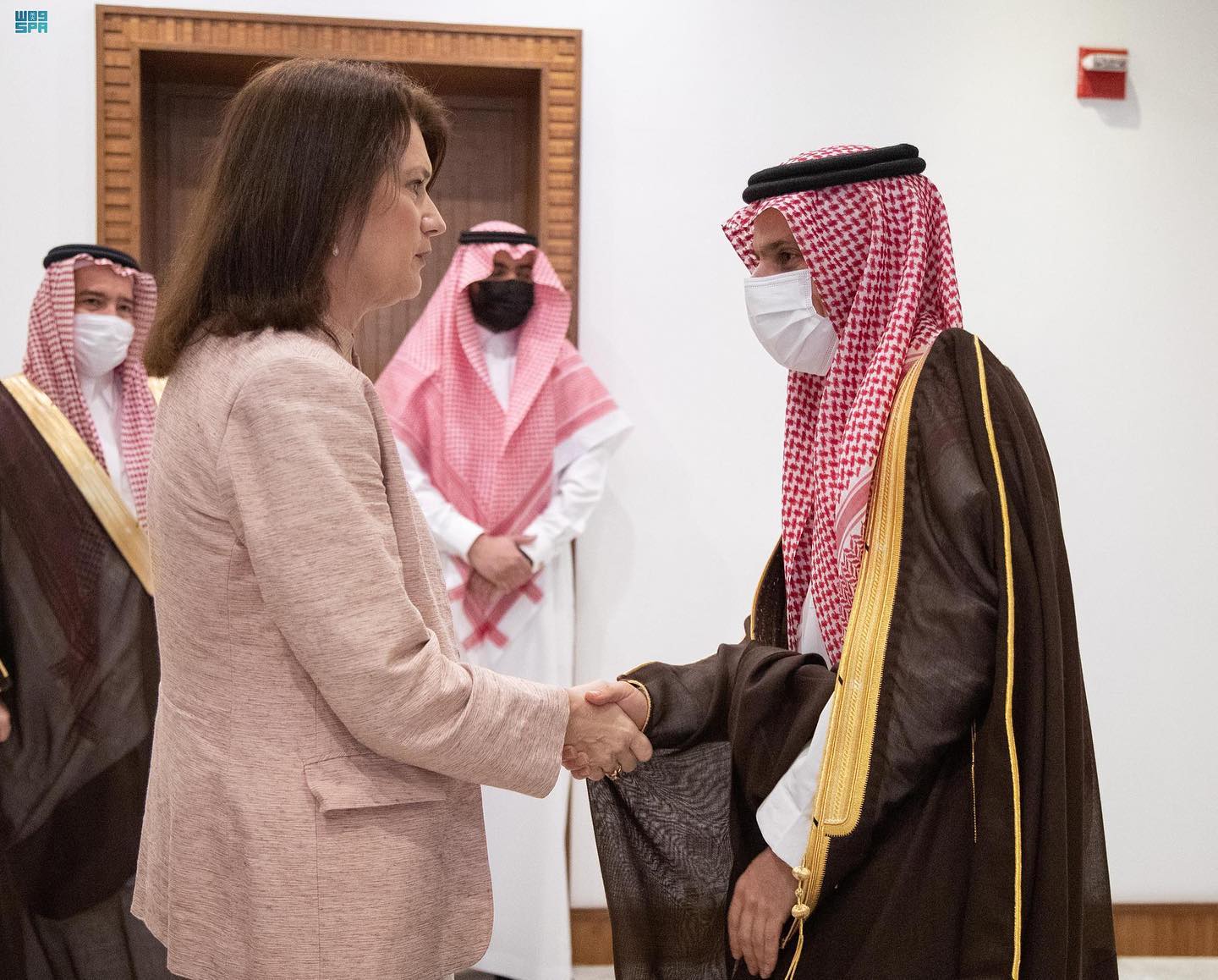  وزير الخارجية السعودي فيصل بن فرحان مع وزيرة خارجية مملكة السويد آن لين (واس)