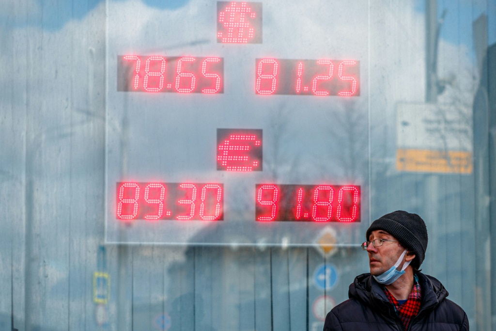 لوح يظهر سعر صرف الدولار واليورو في مقابل الروبل في موسكو في 22 شباط/فبراير (ا ف ب)