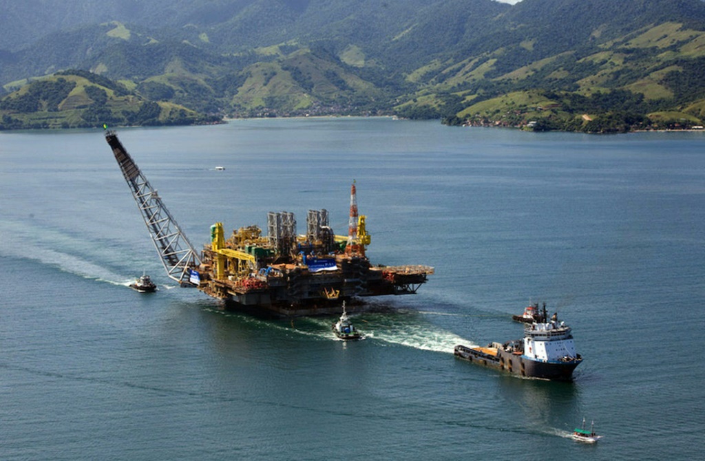 منصة نفطية أوفشور لشركة بتروبراس البرازيلية في أنغرا دوس ريس على مسافة 180 كلم جنوب ريو دي جانيرو، في صورة تعود إلى 21 آب/أغسطس 2008 (ا ف ب)