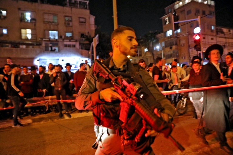 قوات اسرائيلة في مكان الحادث (ا ف ب)