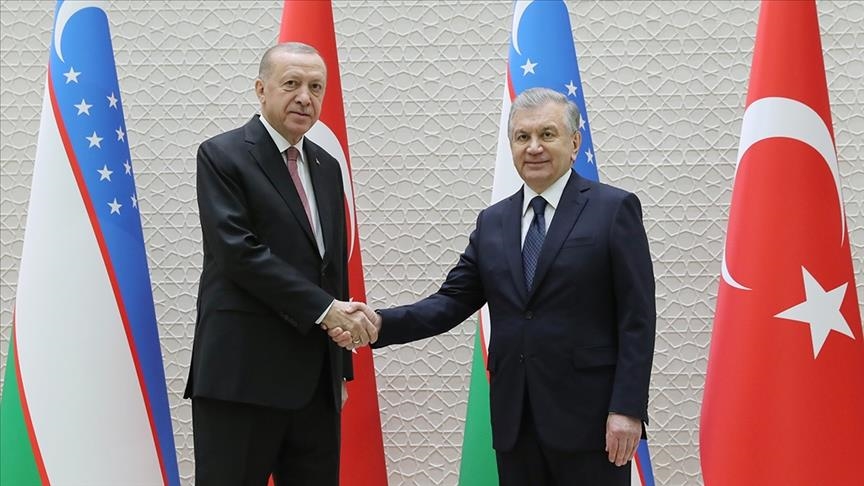 الرئيس التركي رجب طيب أردوغان مع نظيره الأوزبكي شوكت ميرزيوييف (الأناضول)