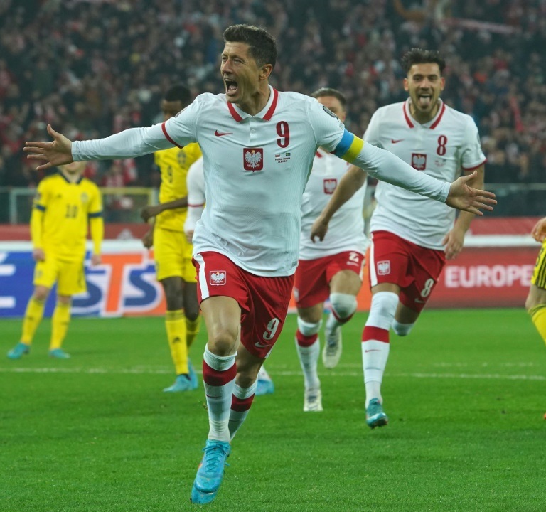 قاد ليفاندوفسكي منتخب بولندا الى نهائيات كأس العالم على حساب السويد (ا ف ب)
