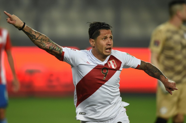 لاعب البيرو جانلوكا لابادولا يحتفل بتسجيله هدف التقدم في مرمى الباراغواي خلال تصفيات قارة أميركا الجنوبية المؤهلة إلى مونديال قطر 2022، في ليما في 29 آذار/مارس 2022 (ا ف ب)