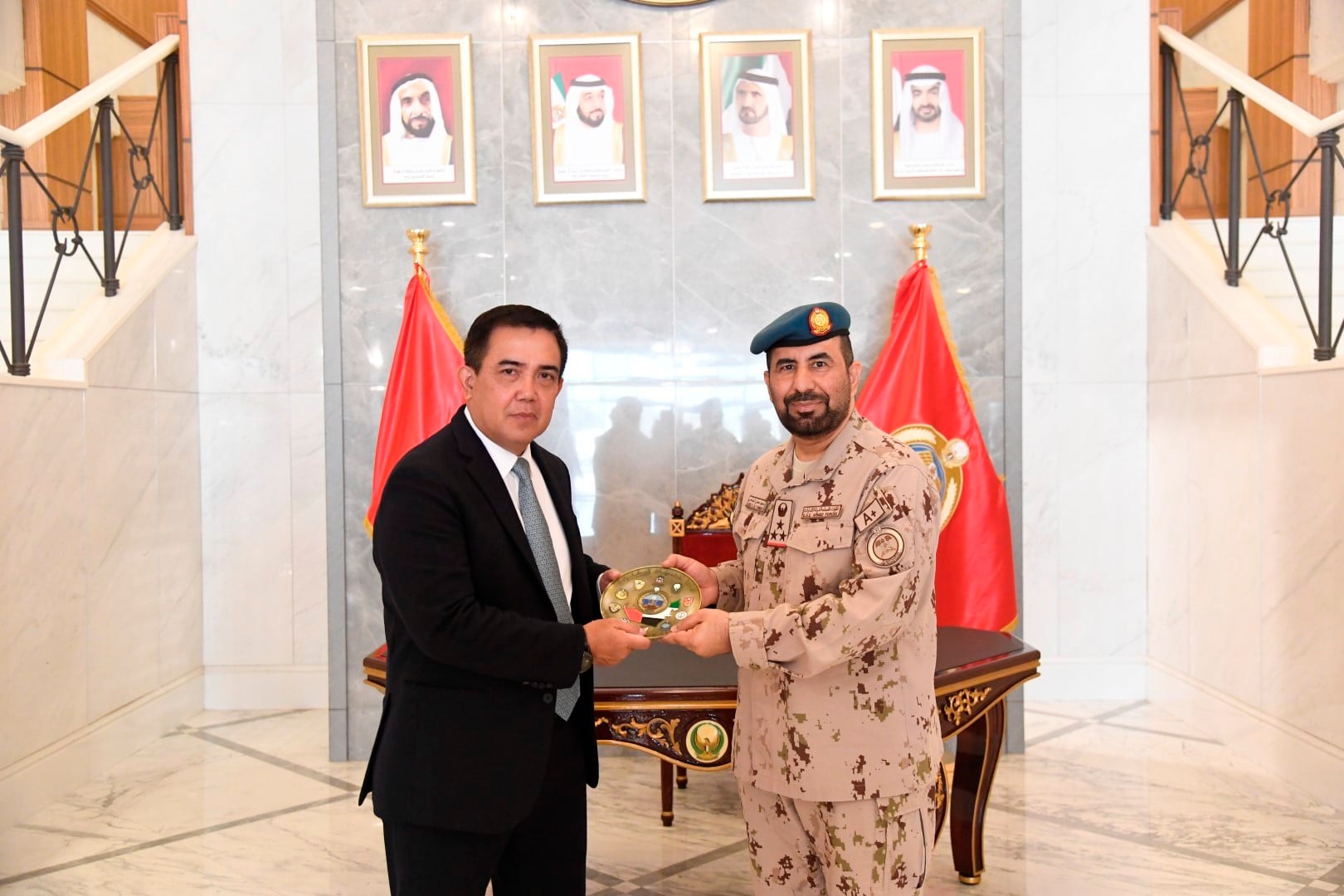 العميد الركن طيار سعيد حسن اليماحي نائب قائد العمليات المشتركة مع  - اللواء الجوي جوليكسي تامبايونج رئيس وكالة البحث والتطوير بوزارة الدفاع الإندونيسية (وام)