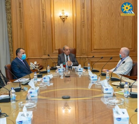 المهندس محمد أحمد مرسي وزير الدولة لـالإنتاج الحربي مع Edward Byrt رئيس مجلس إدارة شركة "بابيرس" الأسترالية والدكتور رامى عازر المدير التنفيذى للشركة والمهندسة هبة نايلا المدير التنفيذى لشركة "بابيرس إيجيبت"(أ ش ا)