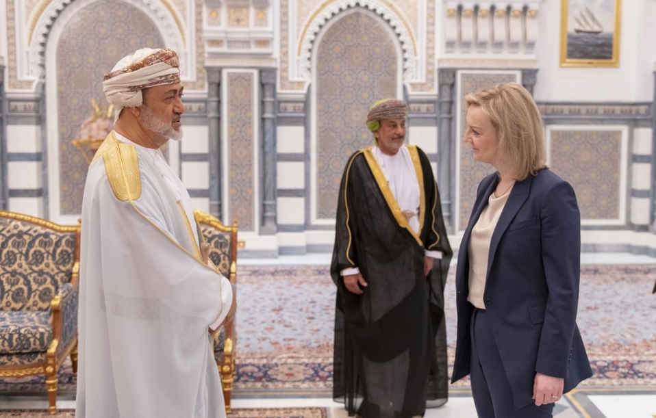 السلطان هيثم بن طارق بقصر البركة العامر صباح اليوم&nbsp; الأربعاء 30 مارس 2022م معالي إليزابيث تروس وزيرة الخارجية والكومنولوث والتنمية البريطانية (العمانية)