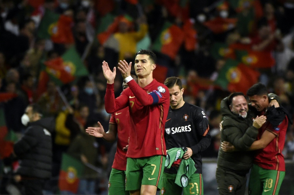 نجم البرتغال كريستيانو رونالدو محتفلا بعد فوزه فريقه على تركيا 3-1 في الملحق المؤهل الى مونيدال قطر 2022. 24 اذار/مارس 2022 (ا ف ب)