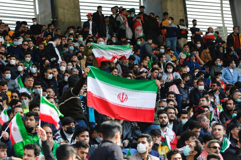 جماهير إيران خلال مباراة بلادها ضد لبنان على ملعب "الإمام رضا" في مدينة مشهد ضمن تصفيات مونديال قطر 2022، في 29 آذار/مارس 2022 (ا ف ب)