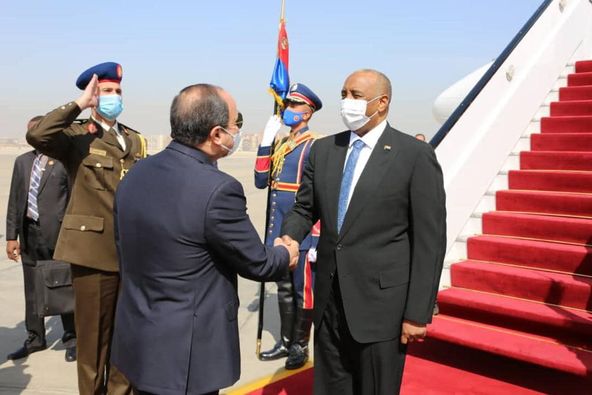 الرئيس المصري عبد الفتاح السيسي اثناء استقبل رئيس مجلس السيادة وقائد الجيش السوداني عبدالفتاح البرهان (مجلس السيادة)